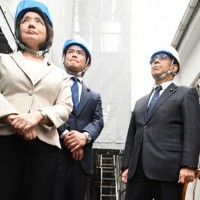 イラン情勢を受けた建設業への影響について説明を受ける（左から）公明党の竹谷とし子代表、中道改革連合の小川淳也代表、立憲民主党の水岡俊一代表＝東京都品川区で4月24日、樋口淳也撮影