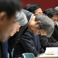 水俣病患者・被害者団体との懇談のあいさつで「マイク切り」の件をわびる石原宏高環境相（中央）＝熊本県水俣市で2026年4月30日午後4時53分、矢頭智剛撮影