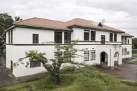 The exterior of the Takinogawa Gakuen welfare facility's main building features a design that emphasizes horizontal lines, as seen in the suburban Tokyo city of Kunitachi, May 28, 2024. (Mainichi/Akihiro Ogomori)