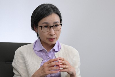 質問に答える学習院大の青井未帆教授＝東京都豊島区で2026年4月15日、内藤絵美撮影
