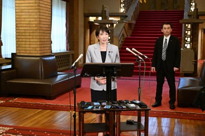 ベトナムとオーストラリアを訪問するのを前に報道陣の取材に応じる高市早苗首相＝首相公邸で2026年5月1日午後2時11分、平田明浩撮影