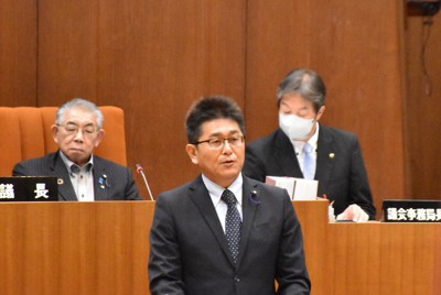 統合小関連予算案について賛成討論を行う今浩一議員（中央）＝青森県板柳町で2026年5月1日午後0時27分、神崎修一撮影