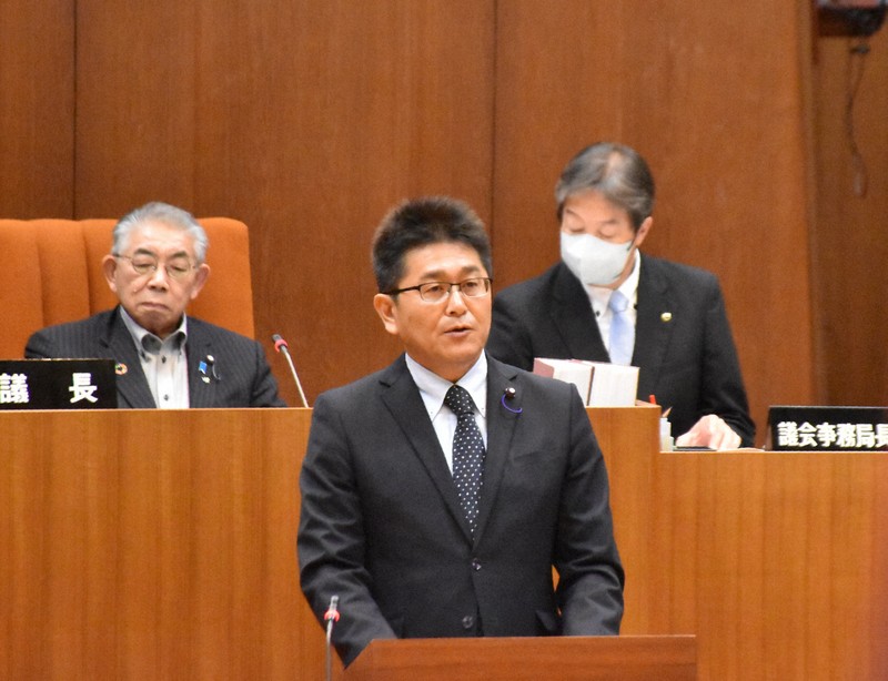 統合小関連予算案について賛成討論を行う今浩一議員（中央）＝青森県板柳町で2026年5月1日午後0時27分、神崎修一撮影