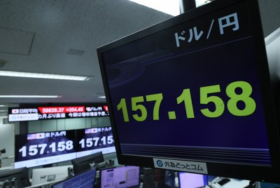 1ドル157円台となった円相場を示すモニター＝東京都港区の外為どっとコムで2026年5月1日午前10時52分、鈴木紫門撮影