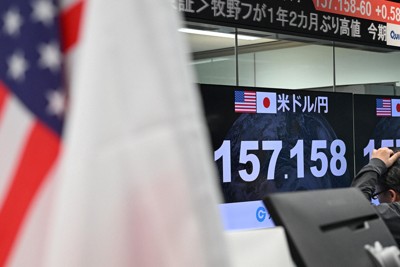 5月1日の円相場を示すモニター＝東京都港区で2026年5月1日午前10時54分、仲間礼撮影