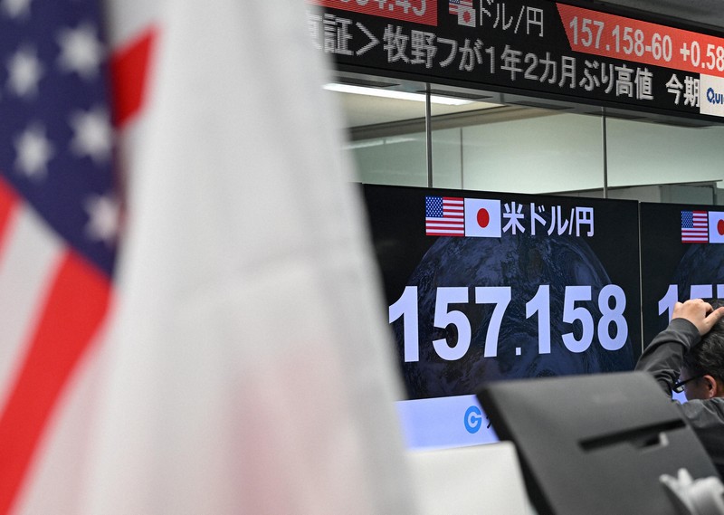 5月1日の円相場を示すモニター＝東京都港区で2026年5月1日午前10時54分、仲間礼撮影