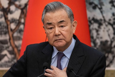 中国の王毅外相兼共産党政治局員＝北京で2025年3月27日、AP