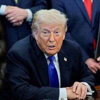 記者団の質問に答えるトランプ米大統領＝首都ワシントンのホワイトハウスで2026年4月30日、ロイター