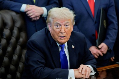 記者団の質問に答えるトランプ米大統領＝首都ワシントンのホワイトハウスで2026年4月30日、ロイター