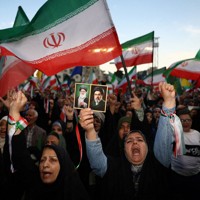 イランの体制支持者による集会でスローガンを叫ぶ参加者＝首都テヘランで2026年4月29日、WANAロイター