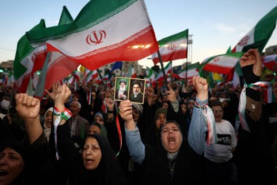 イランの体制支持者による集会でスローガンを叫ぶ参加者＝首都テヘランで2026年4月29日、WANAロイター