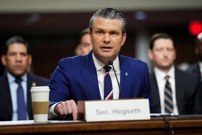 米上院の軍事委員会に出席したヘグセス国防長官＝ワシントンの連邦議会で2026年4月30日、ロイター