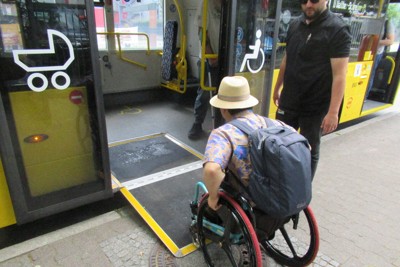 ベルリンでバスに乗り込む夫。車内が混んでいても、すぐに場所を譲ってもらえることが多い＝2024年6月23日午後0時22分、五十嵐朋子撮影