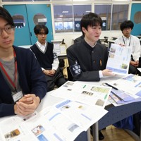水俣病の取材を続ける意義を話す熊谷大吉さん（前列中央）ら大濠高新聞部員。左端は同部OBの大坪和真さん＝福岡市中央区で2026年4月23日、金澤稔撮影
