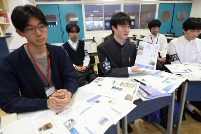 水俣病の取材を続ける意義を話す熊谷大吉さん（前列中央）ら大濠高新聞部員。左端は同部OBの大坪和真さん＝福岡市中央区で2026年4月23日、金澤稔撮影