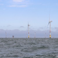 ベルギー北西部オーステンデ沖の洋上風力発電機。隣接海域に、新たな洋上風力発電所と、変電、送電設備などを備えたエネルギー島の建設が計画されている＝2023年8月、宮川裕章撮影