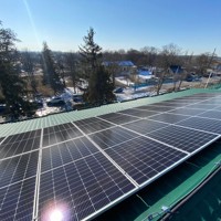 ウクライナで学校の屋根に設置された太陽光パネル。蓄電池を組み合わせて、非常時に電源を確保でき、平時も光熱費を浮かすことができる＝キーウ東郊のボブリクで2025年2月25日午後1時32分、岡大介撮影
