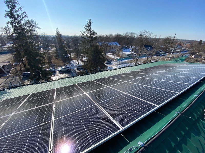 ウクライナで学校の屋根に設置された太陽光パネル。蓄電池を組み合わせて、非常時に電源を確保でき、平時も光熱費を浮かすことができる＝キーウ東郊のボブリクで2025年2月25日午後1時32分、岡大介撮影
