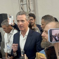 ドナルド・トランプ米大統領によるパリ協定離脱表明を批判する米カリフォルニア州のギャビン・ニューサム知事（中央）＝ブラジル北部ベレンで2025年11月11日午後6時59分、大野友嘉子撮影