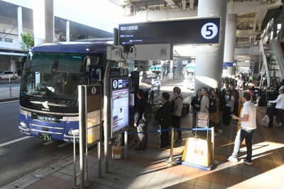 リムジンバスに乗車するため行列に並ぶ旅客＝関西国際空港で2026年4月8日午後4時50分、中村宰和撮影
