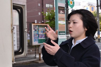 手話リンクを使って手話で会話する岩手県警鑑識課の松森玲奈さん＝盛岡市で2026年4月30日午後2時4分、山田英之撮影