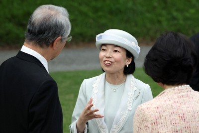 春の園遊会に臨まれる三笠宮家の彬子さま＝東京・元赤坂の赤坂御苑で2026年4月17日午後2時55分、幾島健太郎撮影