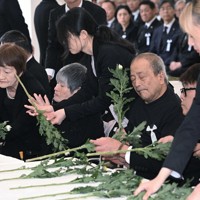 水俣病犠牲者慰霊式で献花する患者ら＝熊本県水俣市で2026年5月1日午後1時50分、矢頭智剛撮影