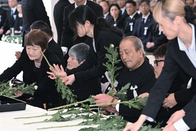 水俣病犠牲者慰霊式で献花する患者ら＝熊本県水俣市で2026年5月1日午後1時50分、矢頭智剛撮影