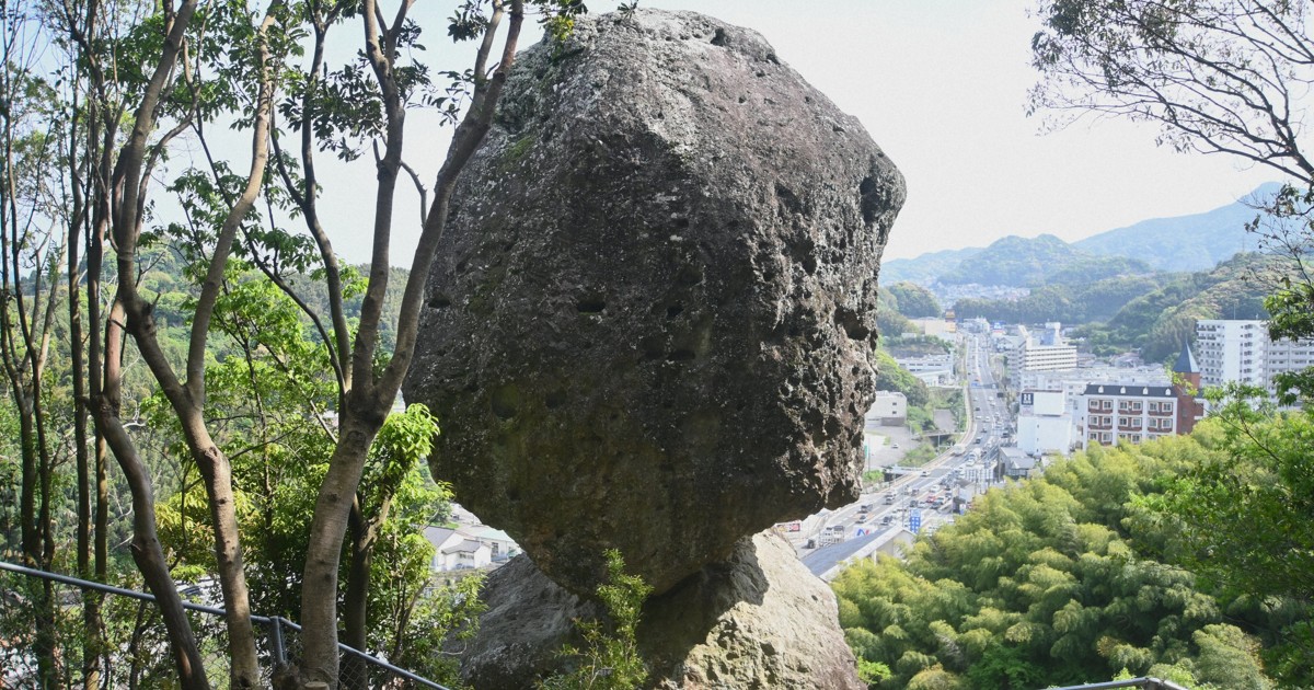 落ちそうで落ちない…　受験や縁結びに人気の奇岩、近くで　長崎