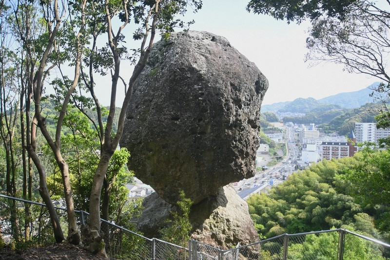 落ちそうで落ちない… 受験や縁結びに人気の奇岩、近くで 長崎 | 毎日新聞