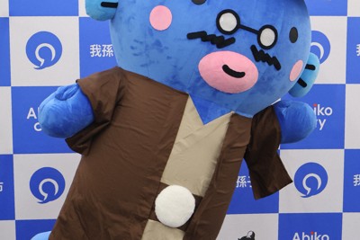 新調され身軽になった「手賀沼のうなきちさん」の着ぐるみ＝千葉県我孫子市役所で2026年4月28日午前11時43分、石川宏撮影