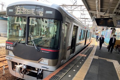 神戸電鉄粟生線の三木駅に停車する列車。降りる客はまばらだ＝三木市で2026年4月28日午後0時20分、桜井由紀治撮影