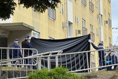 2人の遺体が発見された部屋の近くを調べる捜査員＝大阪府和泉市で2026年4月9日、根本佳奈撮影