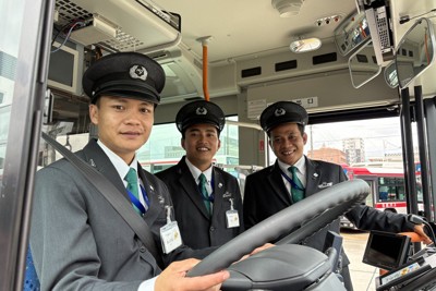 4月末から特定技能運転士としてデビューしたアッザム・アル・アンタルさん（左）ら3人＝愛知県豊田市で2026年5月1日午後1時15分、酒井志帆撮影