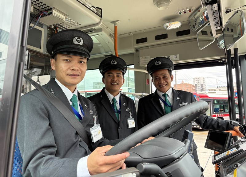 4月末から特定技能運転士としてデビューしたアッザム・アル・アンタルさん（左）ら3人＝愛知県豊田市で2026年5月1日午後1時15分、酒井志帆撮影