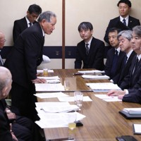 「水俣病被害者獅子島の会」の滝下秀喜会長（左奥から2人目）ら水俣病の被害者団体と懇談する石原宏高環境相（右中央）＝熊本県水俣市の水俣病センター相思社で2026年5月1日午前9時11分（代表撮影）