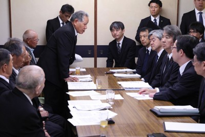 「水俣病被害者獅子島の会」の滝下秀喜会長（左奥から2人目）ら水俣病の被害者団体と懇談する石原宏高環境相（右中央）＝熊本県水俣市の水俣病センター相思社で2026年5月1日午前9時11分（代表撮影）