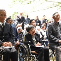 慰霊祭に出席した胎児性患者の坂本しのぶさん（前列中央）ら＝熊本県水俣市で2026年5月1日午後1時37分、日向米華撮影