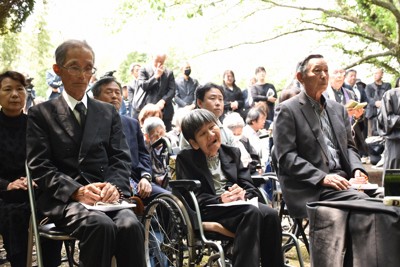 慰霊祭に出席した胎児性患者の坂本しのぶさん（前列中央）ら＝熊本県水俣市で2026年5月1日午後1時37分、日向米華撮影