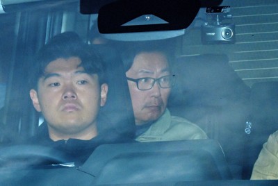 大阪府警和泉署に入る捜査車両に乗る杉平輝幸容疑者（右）＝大阪府和泉市で2026年5月1日午前11時59分、大西岳彦撮影