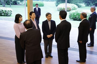 御料牧場に到着し、出迎えを受けられる天皇、皇后両陛下と長女愛子さま＝栃木県高根沢町で2026年5月1日午後5時6分（代表撮影）