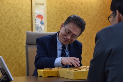 現役最後となった対局を笑顔で振り返る脇謙二九段＝大阪府高槻市の関西将棋会館で2026年5月1日、新土居仁昌撮影