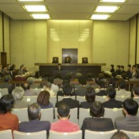 水俣病関西訴訟控訴審判決が言い渡された大阪高裁の法廷内＝2001年4月27日（代表撮影）