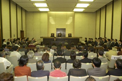 水俣病関西訴訟控訴審判決が言い渡された大阪高裁の法廷内＝2001年4月27日（代表撮影）