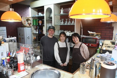 笑顔をみせる店主の日野和代さん（右）と娘夫婦。照明器具は開店当時のままで、昭和の時代を感じさせる＝大阪府岬町で2026年3月13日午後2時42分、中村宰和撮影