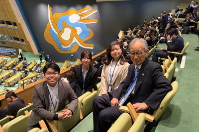 高橋悠太さん（左）と日本原水爆被害者団体協議会事務局長の浜住治郎さん＝米ニューヨークで、一般社団法人かたわら提供