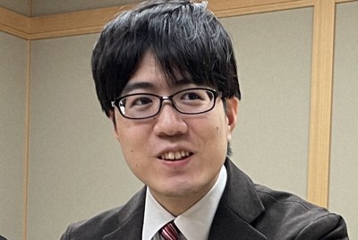 藤井聡太棋聖への挑戦権を獲得し、笑顔を見せる服部慎一郎七段＝東京都渋谷区の将棋会館で2026年5月1日、丸山進撮影