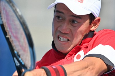 東京五輪の男子シングルス3回戦、ショットを放つ錦織圭選手＝有明テニスの森公園で2021年7月28日、宮間俊樹撮影