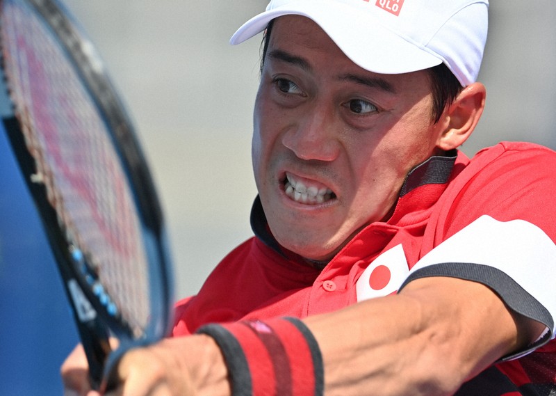 東京五輪の男子シングルス3回戦、ショットを放つ錦織圭選手＝有明テニスの森公園で2021年7月28日、宮間俊樹撮影