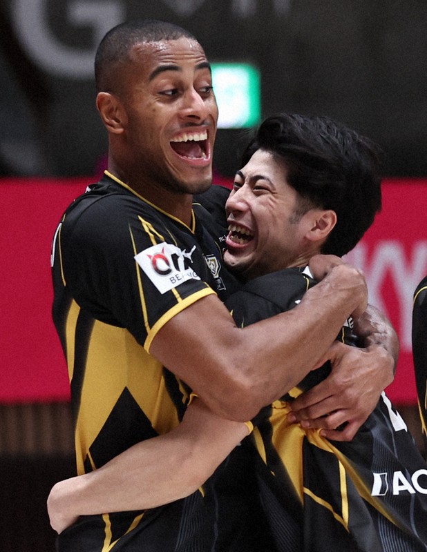 抱き合って喜ぶジェイテクト愛知の河東祐大選手（右）とリカルドルカレリ・ソウザ選手＝東京・代々木第2体育館で2024年11月10日、玉城達郎撮影